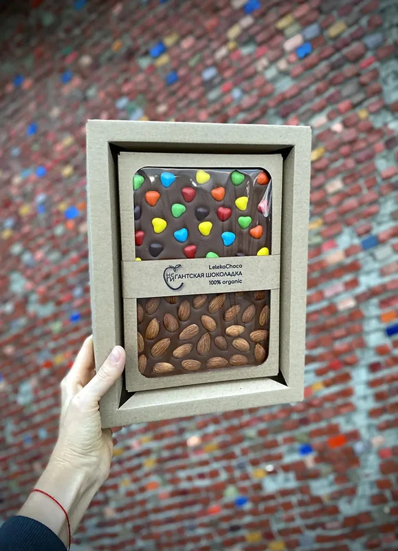 Молочная плитка с миндалём и драже